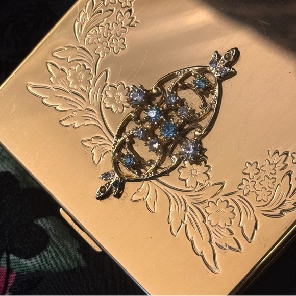 Vintage Voluptè Mirror Compact - Picture 2 of 13